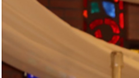 El pastor principal Eric Schafer se sienta en una banca en la Iglesia Luterana Mount Olive.