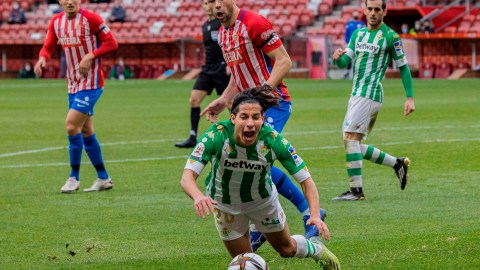 El penal cometido sobre Lainez abrió el camino para el Betis.