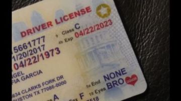 Una persona indocumentada no puede obtener una licencia de conducir en Texas.