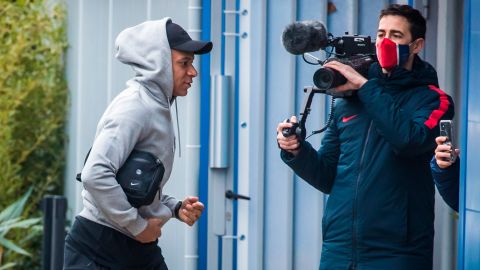 Kylian Mbappé llegando al entrenamiento del PSG.