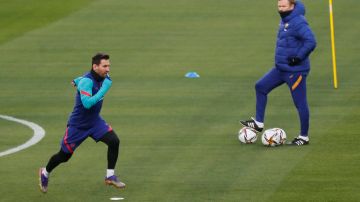 Leo Messi entrena con normalidad ante los ojos de Koeman.