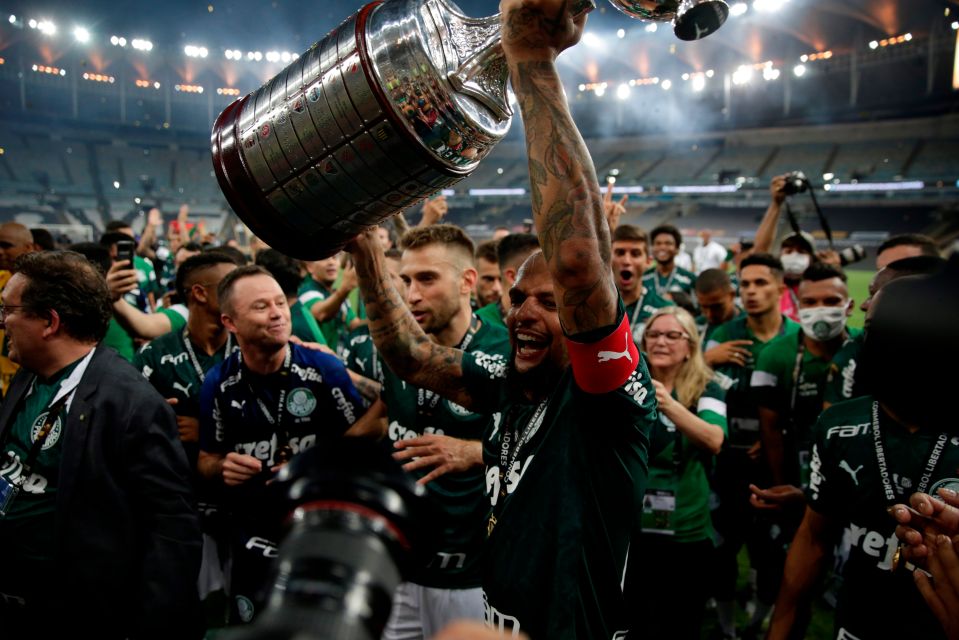 En el minuto 99, un cabezazo milagroso le dio a Palmeiras su segundo