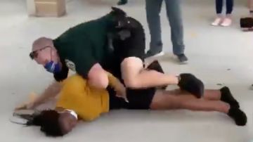 Momento en el que el oficial tira al suelo a una estudiante de Florida.