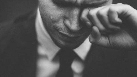 Llorar en los sueños tiene un significado emocional.