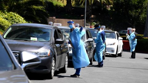 A diario se realizan miles de pruebas para detectar el virus en el condado angelino. / foto: getty