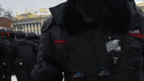 En varias ciudades pudieron verse a policías golpeando o arrastrando a manifestantes.