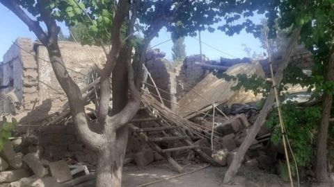 La imagen de una casa derribada por el temblor en Pocito.