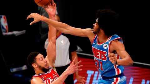 Los Sixers y los Nets en el polémico encuentro.