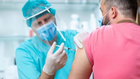 Continúa el rezago de vacunas en barrios latinos. (Getty Images)