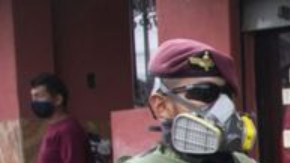 En América Latina, los gobiernos establecieron controles y restricciones a la gente ante la pandemia.