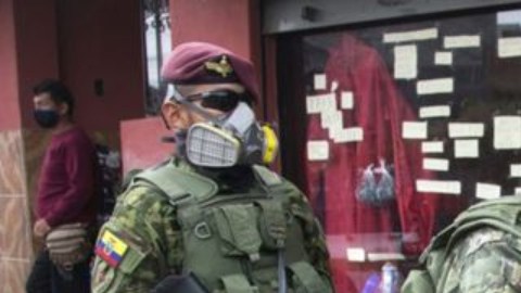 En América Latina, los gobiernos establecieron controles y restricciones a la gente ante la pandemia.
