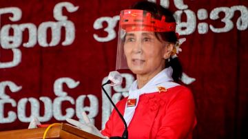 Aung San Suu Kyi (fotografiada el año pasado) fue detenida el lunes por los militares.