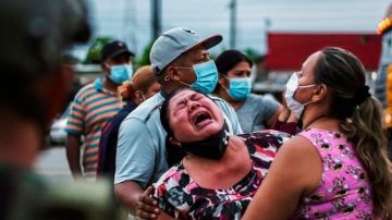 Mujer en Ecuador llora por la muerte de su familiar