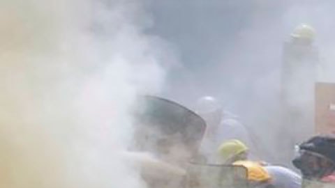 Manifestantes utilizan extintores