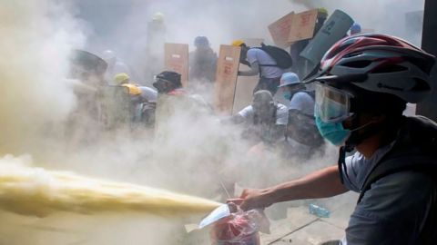 Manifestantes utilizan extintores