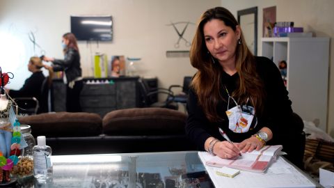 Jhoanna Gómez, dueña de un salón de belleza en Houston, no está a favor del aumento.