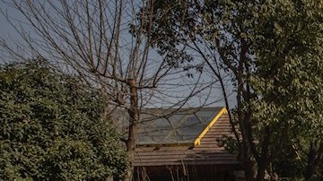 Funcionarios chinos salen de una conferencia de prensa donde se alojan miembros de la Organización Mundial de la Salud, en Wuhan, China, para conocer el origen del coronavirus.