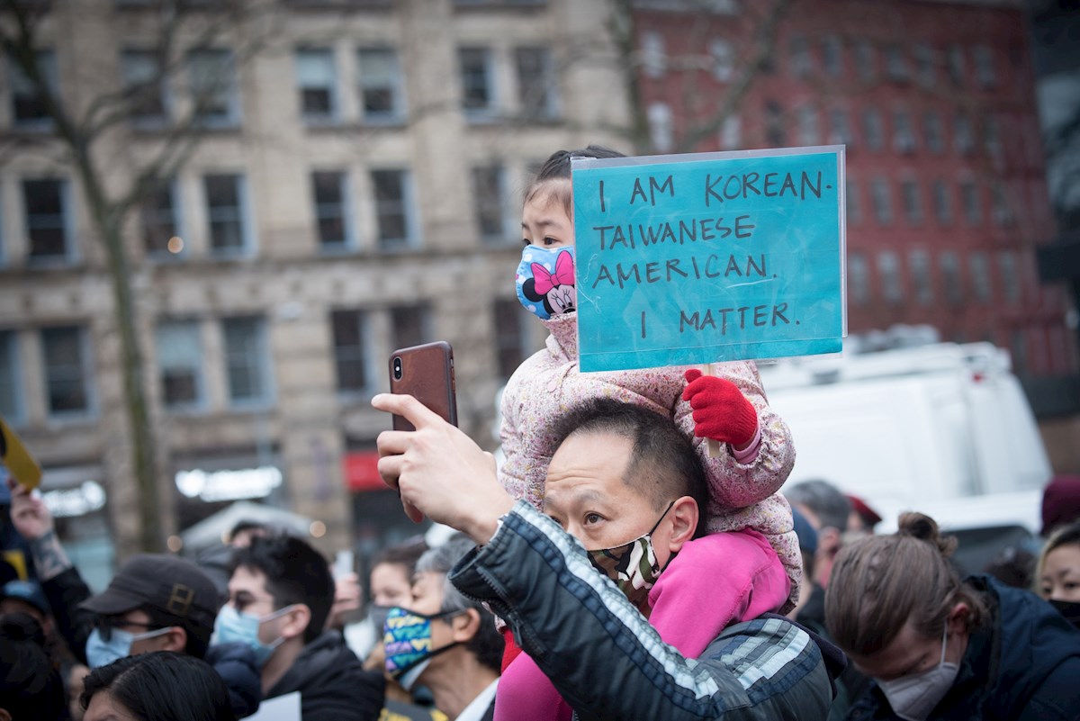 Habitantes de Nueva York se manifiestan en las calles en contra de las agresiones hacia la comunidad asiática.