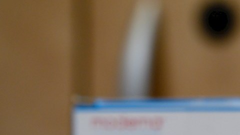 Caja con dosis de vacuna de Moderna COVID-19