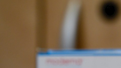 Caja con dosis de vacuna de Moderna COVID-19