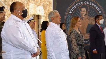 Martin Luther King III (izq.) acompaña al presidente de México, Andrés Manuel López Obrador en ceremonia de Aniversario Luctuoso de Vicente Guerrero.
