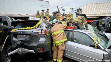 Bomberos de Fort Worth extraen a las personas de vehículos accidentados.