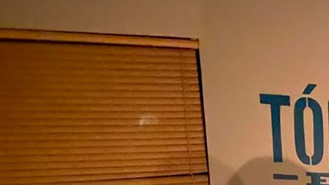 Ada Zamora y su hijo Gabriel Aguirre en una de las noches de los apagones.