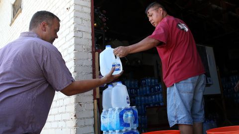 Los latinos son quienes menos confian del agua del grifo.
