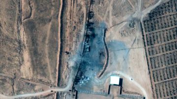 Primer plano de edificios destruidos en el cruce entre Irak y Siria después de los ataques aéreos de EE.UU., el 26 de febrero de 2021.