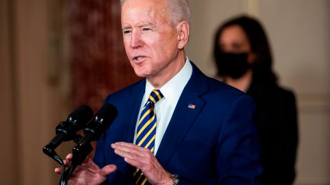 Biden se pronuncia sobre política exterior en el Departamento de Estado.