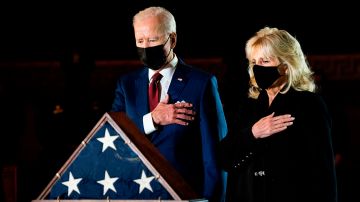 El presidente Joe Biden y la primera dama Jill Biden presentan sus respetos al difunto oficial de policía del Capitolio Brian Sicknick.