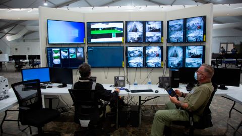 La sala de vigilancia de la instalación para procesar a inmigrantes en Donna, Texas.