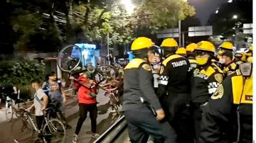 Once policías de tránsito de la Ciudad de México son suspendidos tras agredir a ciclistas en manifestación.