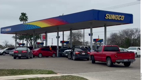 Desabasto de gasolina en el sur de Texas, provocado por la falta de energía eléctrica, está provocando compras de pánico del combustible.
