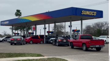 Desabasto de gasolina en el sur de Texas, provocado por la falta de energía eléctrica, está provocando compras de pánico del combustible.