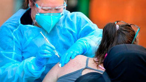 California refuerza la vacunación contra Covid-19.