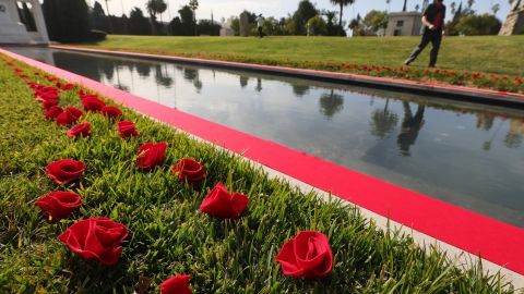 Un Río de Rosas se instaló en el cementerio Hollywood Forever en L.A. para honrar a miles de muertes por la pandemia.