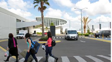 México permite el acceso a más de 80 rumanos que permanecían retenidos en Aeropuerto Internacional de Cancún.