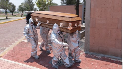 México ocupa el decimotercer lugar mundial en número de contagios y el tercer puesto con más decesos por la pandemia.