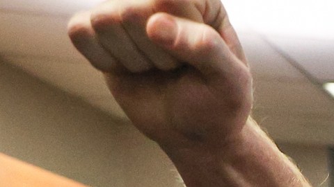 Canelo Álvarez, aquí festejando en diciembre, elogió a Óscar Valdez.