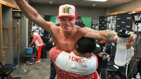 Canelo Álvarez, aquí festejando en diciembre, elogió a Óscar Valdez.