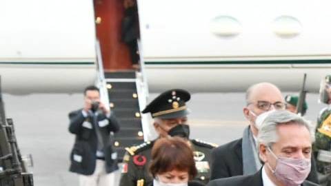 Presidente de Argentina llega a México para visita de Estado de 3 días. Es recibido en el Aeropuerto Internacional de la Ciudad de México por el canciller Marcelo Ebrard.