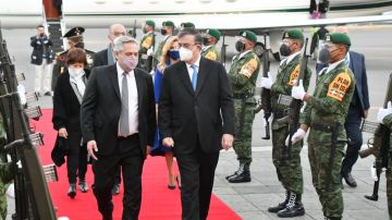 Presidente de Argentina llega a México para visita de Estado de 3 días. Es recibido en el Aeropuerto Internacional de la Ciudad de México por el canciller Marcelo Ebrard.