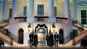 Homenaje en la Casa Blanca por los fallecidos por COVID-19
