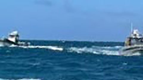 Cubanos en balsa a punto de ser rescatados