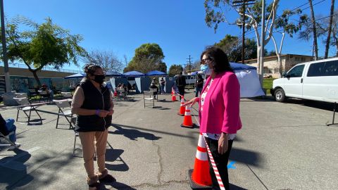 Hilda Solís presencia la vacunación en Proyecto residencial Ramona Gardens.