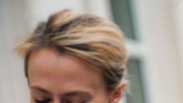 Emma Coronel observa su teléfono celular