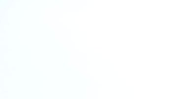 A tres años de distancia, familiares y amigos rinden homenaje a las 17 víctimas de un tiroteo de una escuela secundaria de Florida.