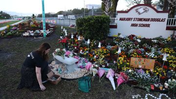 A tres años de distancia, familiares y amigos rinden homenaje a las 17 víctimas de un tiroteo de una escuela secundaria de Florida.