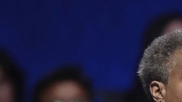 Lori Lightfoot, alcaldesa de Chicago, da un discurso ante la mirada de personas